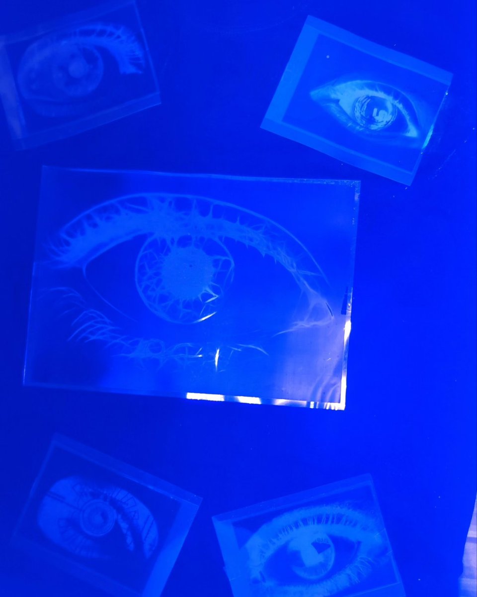 beideEltern's tweet image. Schritt 3 
Nach dem Neutralisieren der Bleiche #Solarfast auftragen, Negativ-Folie platzieren und mit UV Lampen (wenn die Sonne scheint draussen in der direkten Sonne) belichten.