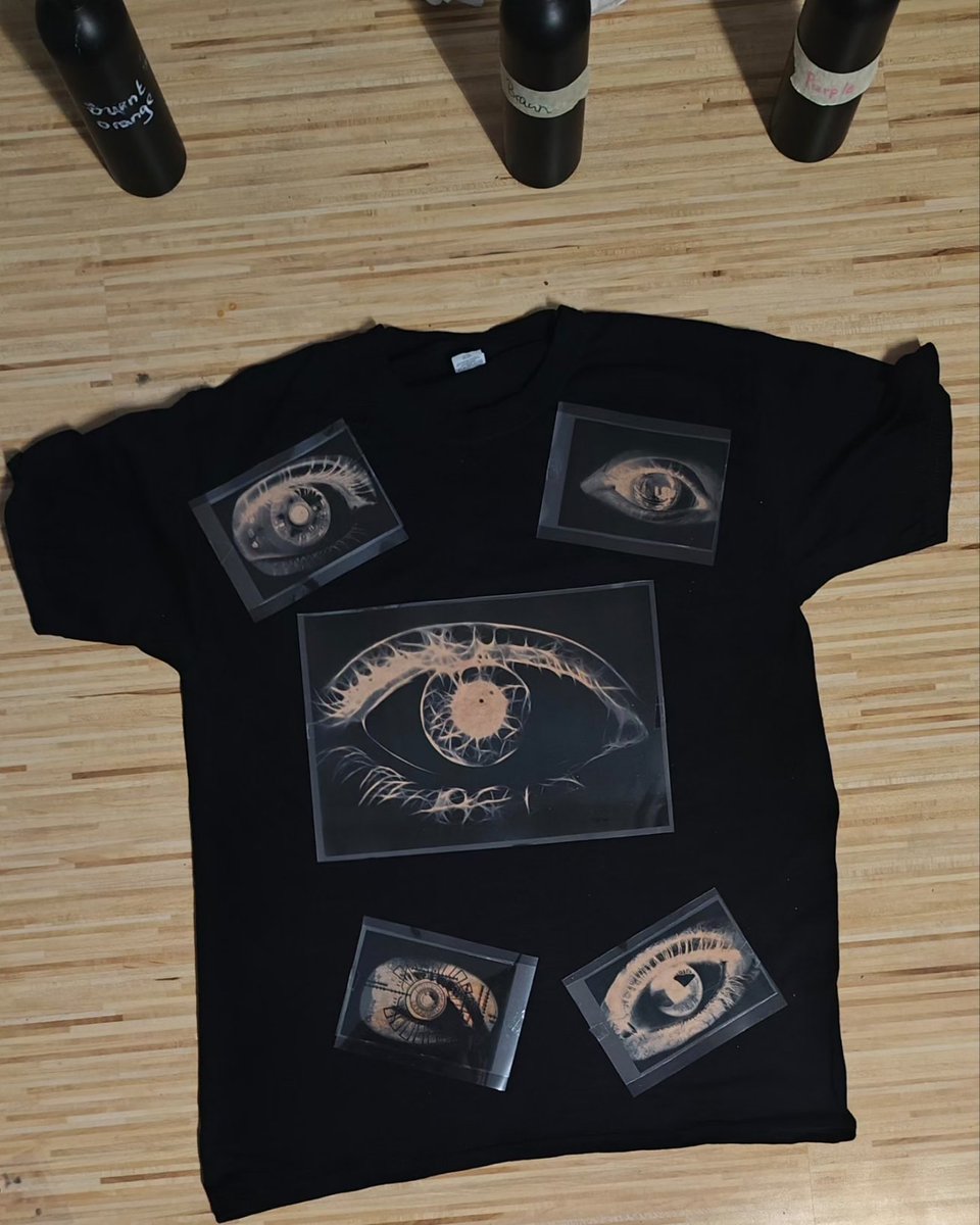 beideEltern's tweet image. Schritt 3 
Nach dem Neutralisieren der Bleiche #Solarfast auftragen, Negativ-Folie platzieren und mit UV Lampen (wenn die Sonne scheint draussen in der direkten Sonne) belichten.