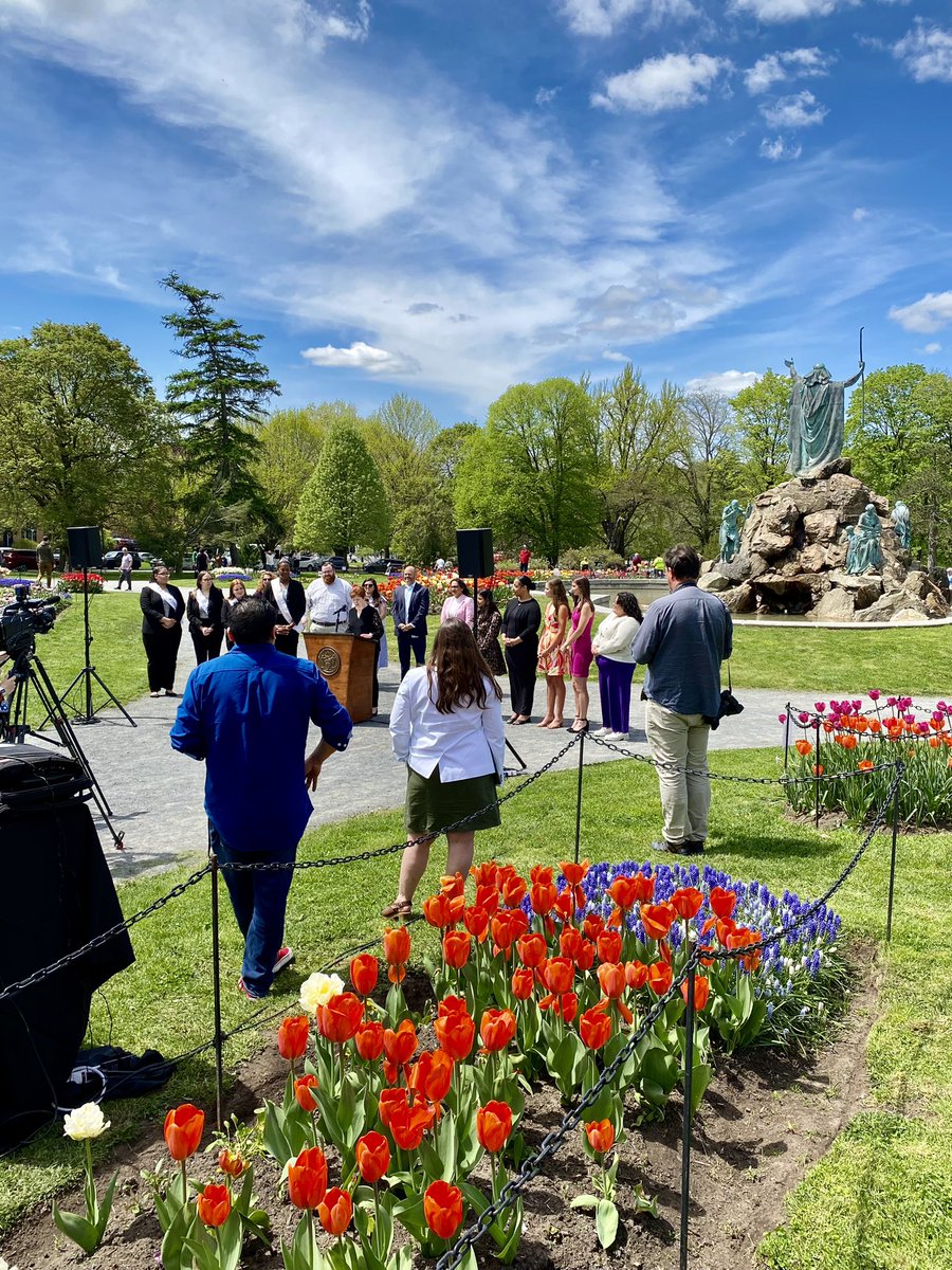 #Albany @MayorSheehan introduces the 2024 Tulip Court ahead of the 76th Annual Tulip Festival presented by @keybank! 🌷