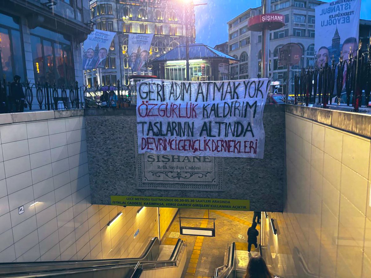 Devrimci Gençlik Dernekleri #1Mayıs gözaltılarını protesto etmek için Şişhane Metro İstasyonu'na pankart astı.