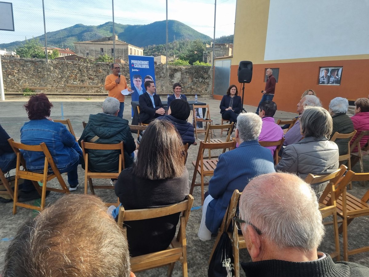 📷 Acte de campanya a la Cellera de Ter, amb el cap de llista, @vadorverges, les candidates @MoniRabassa i @mrosavila2015 i el president de @JuntslaSelva, @jordi_camps 'Aquestes eleccions van de Puigdemont o Illa. Ara més que mai ens hem de mobilitzar' #PresidentPuigdemont