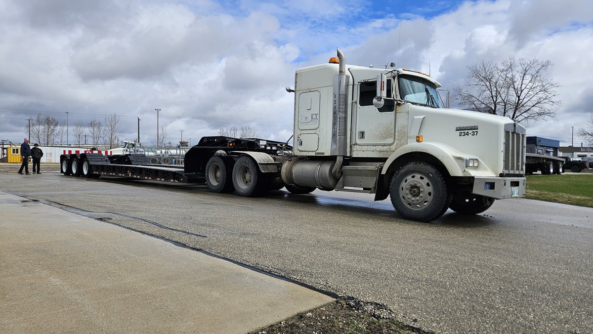 We would like to thank E.T Trucking on the purchase of this 2024 E. D. Etnyre & Co - Official Site triple axle blackhawkk limited hyd detach lowbed. #quereltrailers #etnyre #lowbed #lowboy #float #haulmore #everyhaul #heavyhaul