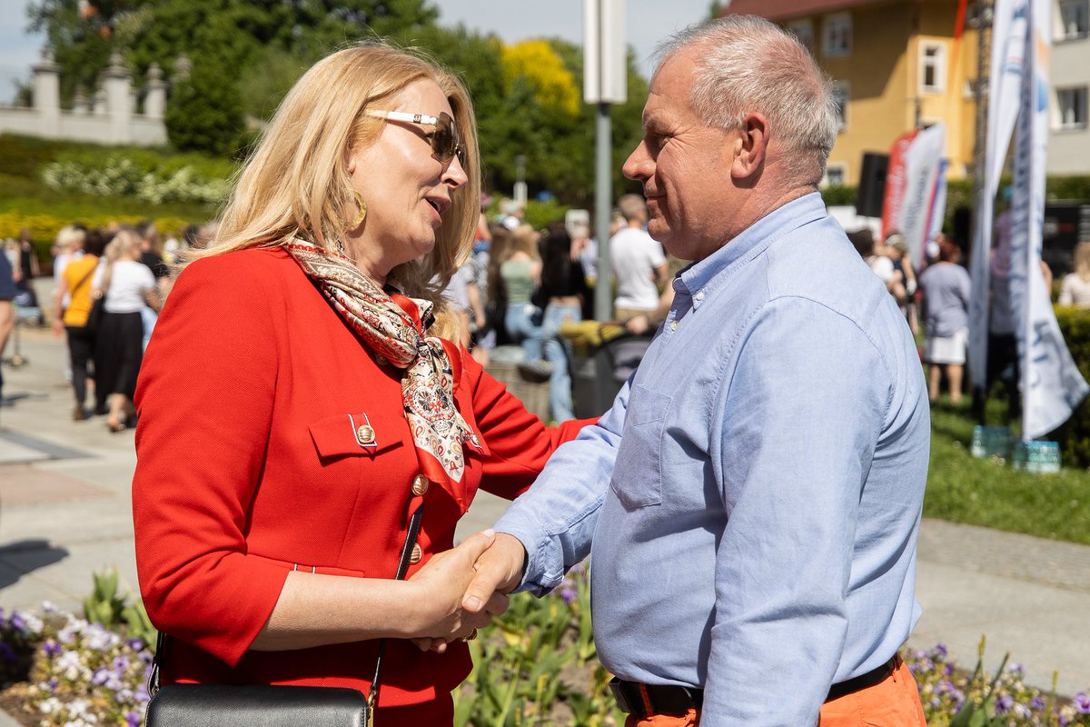 Dzisiejsza ul. 3️⃣ Maja w @miasto_rzeszow kilka razy zmieniała swoją nazwę. Jej charakter został niezmienny - jest kolorowa, tętni życiem, a Rzeszowianie ją kochają ❤️ Tak też było dziś na podczas #ŚwiętoPaniagi 🎂 #3Maj #Rzeszów #Podkarpacie #Polska #UniaEuropejska