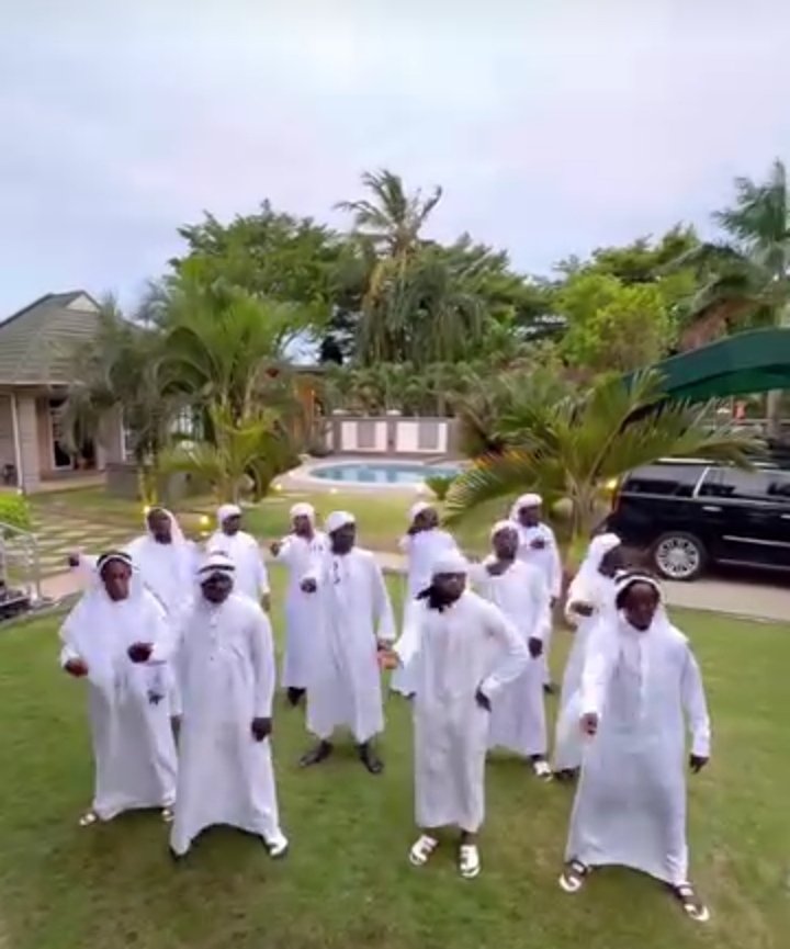 Mimi sio nabii ila hili swala la Mondi kutoa Clip anacheza Mziki huku kavaa Kanzu Lazima Masheikh watoe neno hapa😂😂🤝