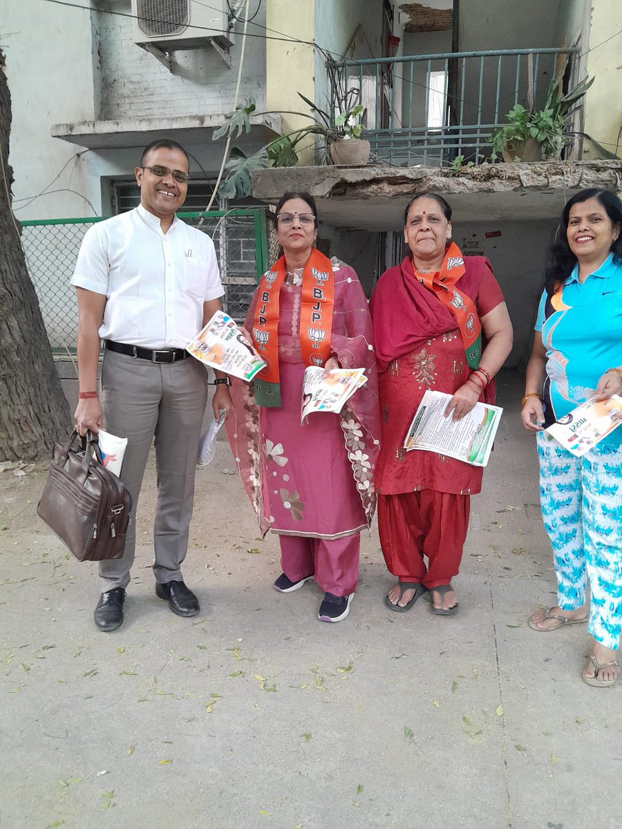 मोदी जी को तीसरी बार देश का प्रधानसेवक बनाने और सुश्री @BansuriSwaraj जी को नई दिल्ली लोकसभा से भारी मतों से जिताकर संसद भेजने के प्रण के साथ मेरी धर्मपत्नी ने महिला कार्यकर्ताओं के साथ मिलकर सेक्टर 8 में क़रीब 800 घरों में #door2door जाकर लोगों से संपर्क किया और ज़ोर-शोर से कमल…