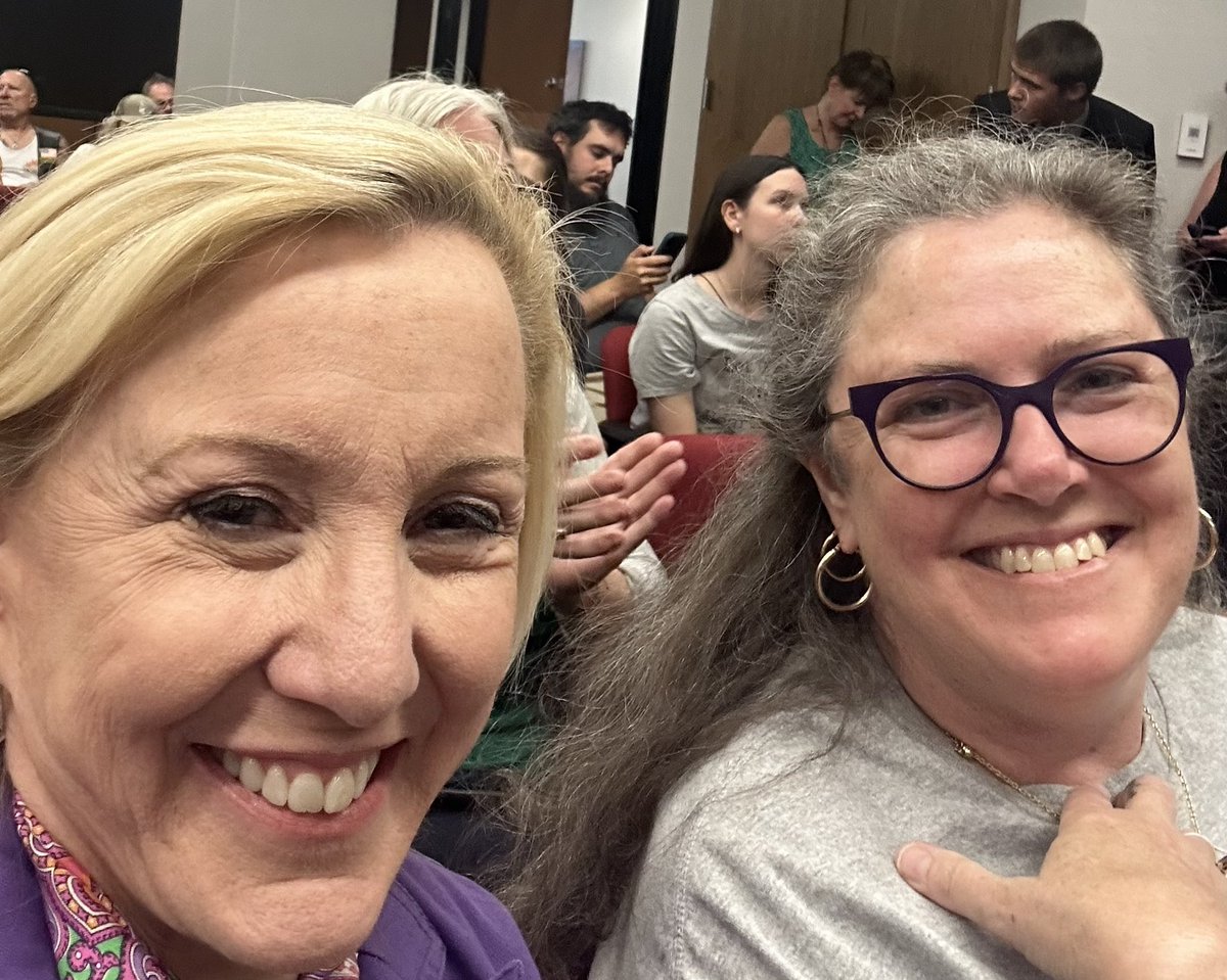 JodiLiggett's tweet image. My favorite moment from our fight to repeal Az’s 1864 Abortion Ban. Dr Gabrielle Goodrick operates Camelback Family Planning, AZ’s largest abortion provider. She’s indefatigable! The repeal is only step one- but after what our community has been through— what an amazing step. 💚