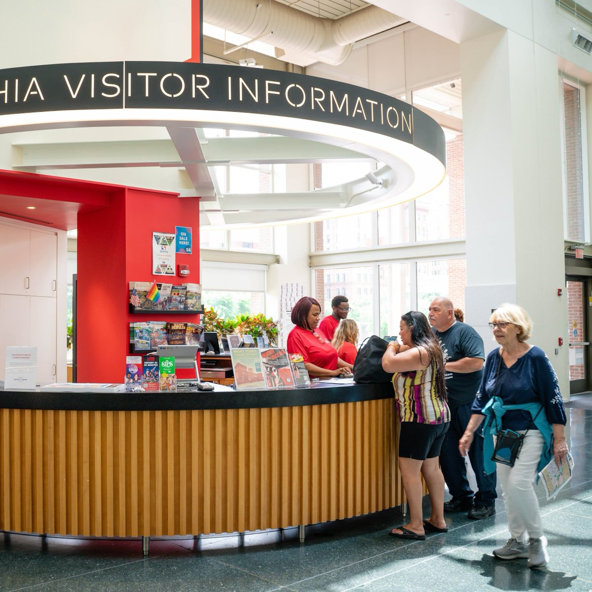 Wondering how to spend your weekend? Swing by our Visitor Center first! Pick up maps, tickets, and expert tips to craft the perfect itinerary. Plan your visit ➡️ bit.ly/4aXjCwK #VisitPhilly #Thingstodophilly #VisitorCenter