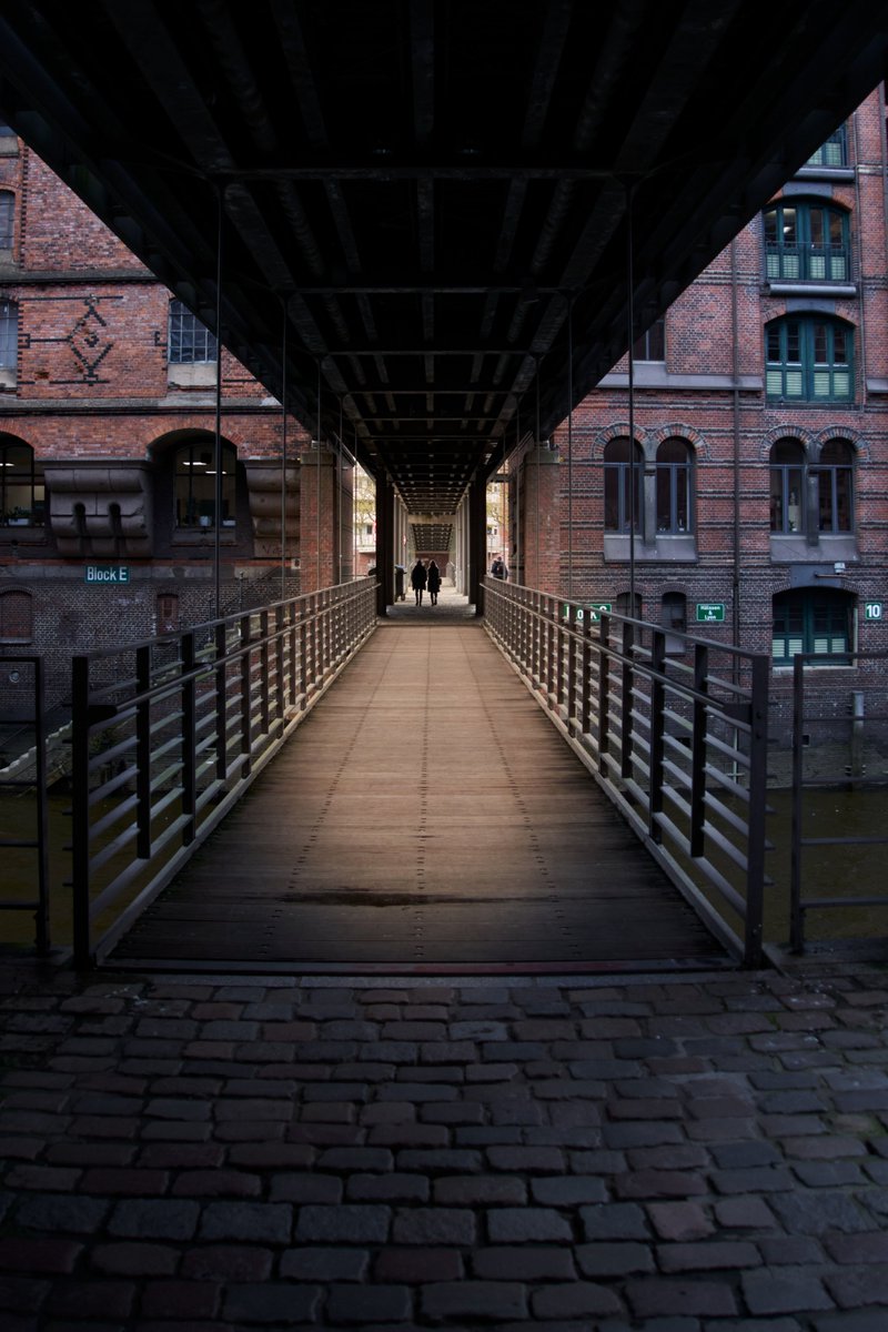 Hallo Hamburg!
📷BRIDGE📷
#Hamburg
#Speicherstadt
#photography 
#Streetview
 @ThePhotoHour @the_gpc_