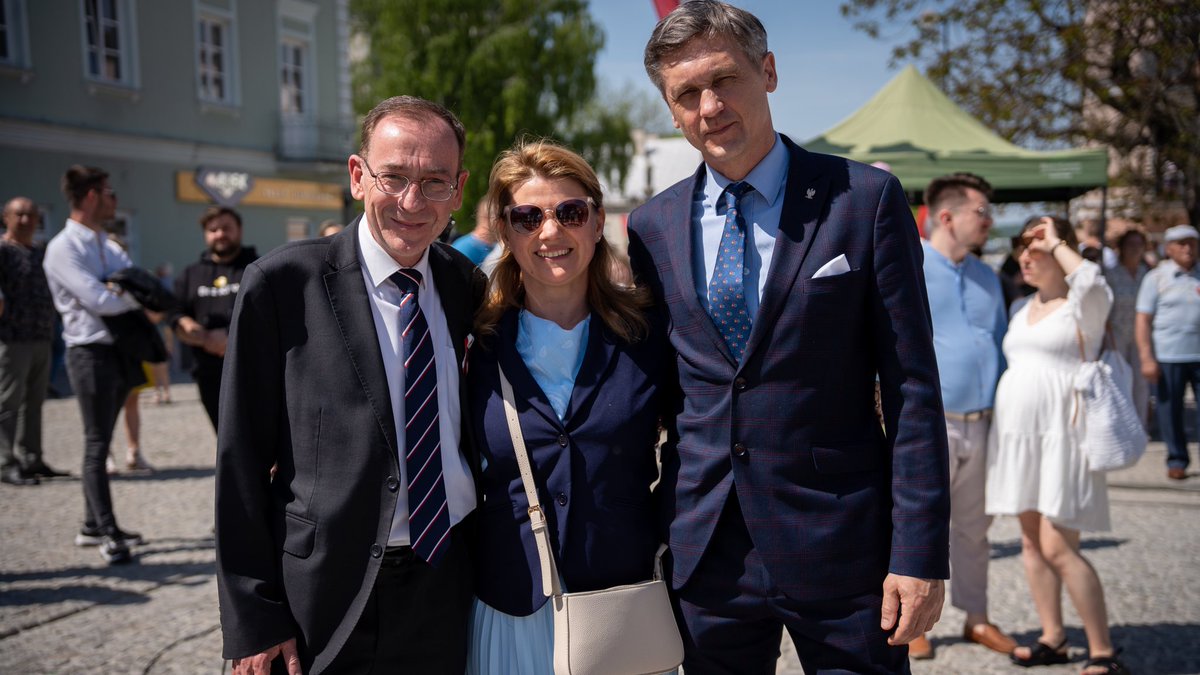 📸 Chełmskie obchody 233. rocznicy uchwalenia Konstytucji 3 maja. 🤝 Przy okazji naszego pięknego, polskiego święta miałem okazje porozmawiać z mieszkańcami Lubelszczyzny. Bardzo dziękuję za wszelkie dobre słowa oraz setki uściśniętych dłoni. Razem zwyciężymy! Niech żyje wolna…