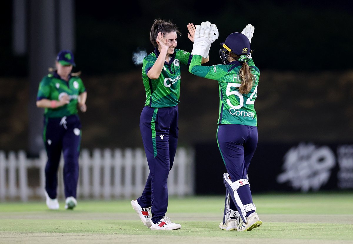 OP on fire 🔥 3️⃣ wickets inside the powerplay and that has pegged Netherlands on the backfoot. ▪️ Netherlands 30-3 (6 overs) ▪️ Ireland 144-4 (20 overs) SCORECARD: bit.ly/3WvGxeF WATCH: icc.tv #IREvNED #BackingGreen ☘️🏏