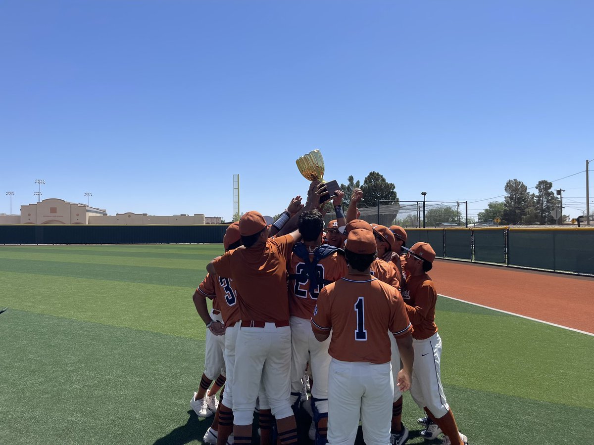 Gold Glove season continues!! Bi-District Champs!!! Congratulations fellas! Lock the Gates! #BAM #riverside4ever @vlara_82 @MEstrada_RHS @rhsrangerbsb @Fchavezeptimes