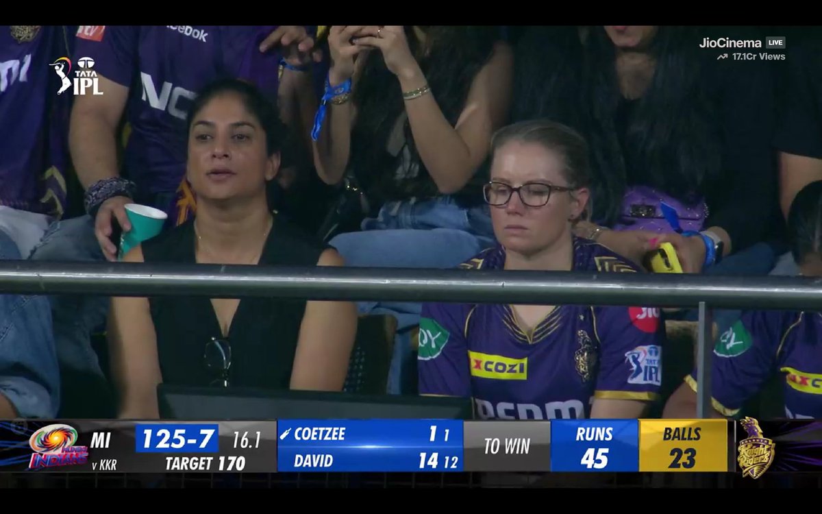 Alyssa Healy in KKR Jersey for supporting Starc at Wankhede. ⭐