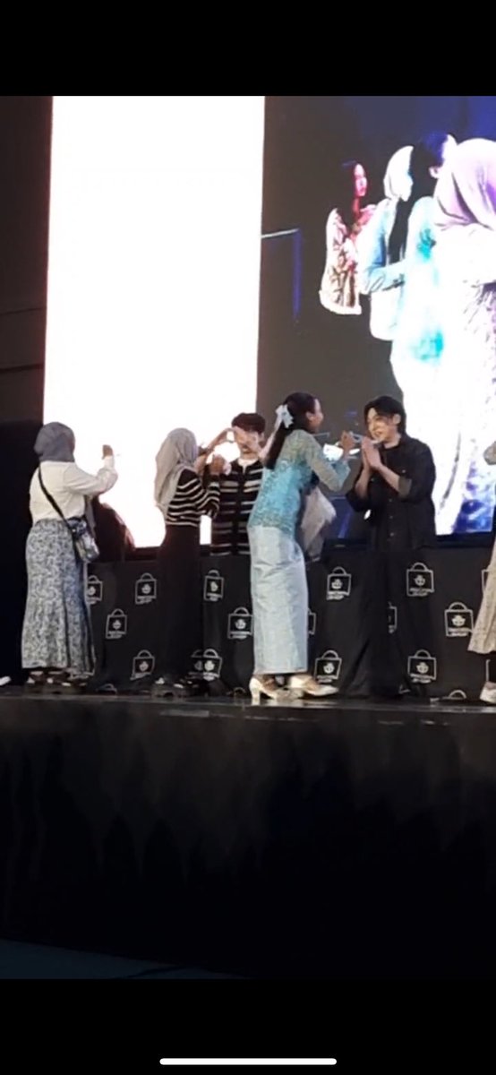 tinyzzy's tweet image. Pil, mending kita pacaran ajh. Udah sama gini outfitnya 🫠🫣