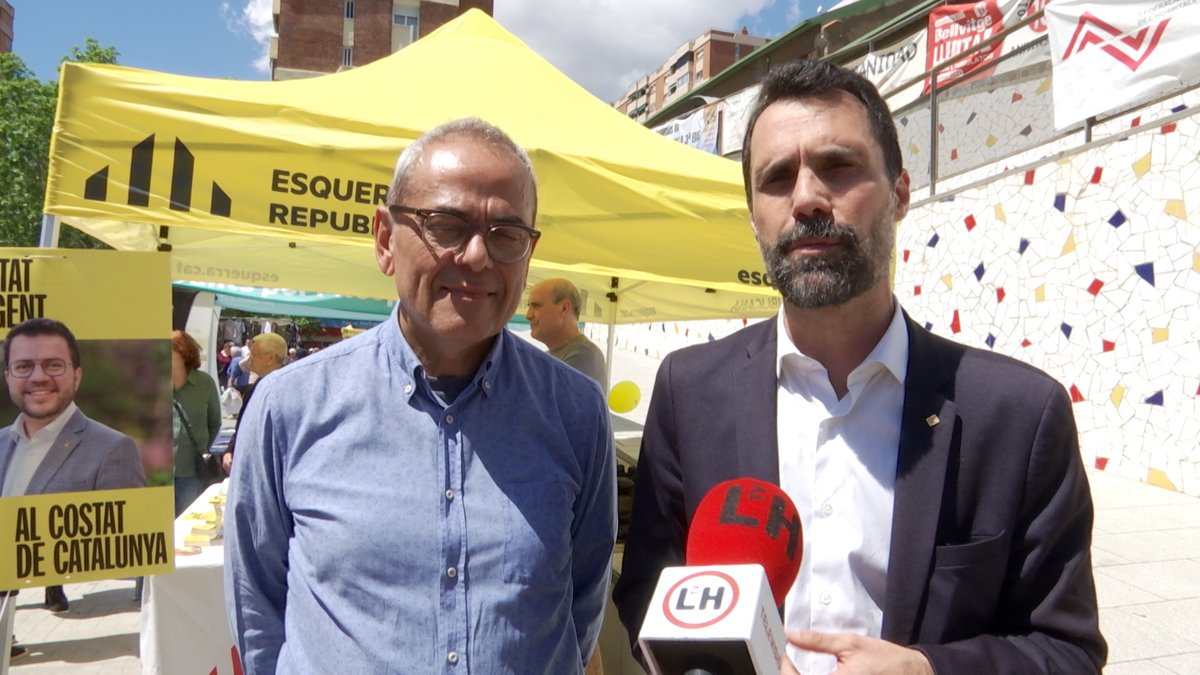 #PolíticaLH El conseller d' @empresacat i @treballcat @rogertorrent defensa la gestió econòmica i d’ocupació d’ @Esquerra_ERC ▶️Torrent, ha fet campanya al mercat de carrer de Bellvitge @jaumegraells lhdigital.cat/noticies/el-co…