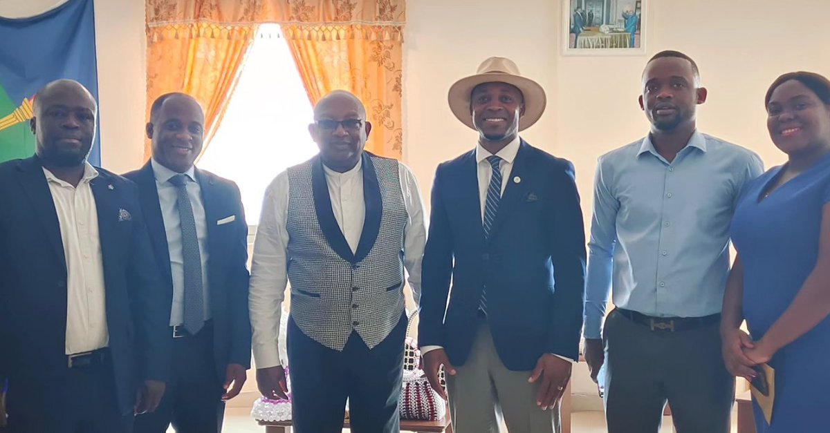 HubDreams's tweet image. Nuestro huésped el DG de @SINGSAGabon sigue descubriendo  nuestro ecosistema.

Ayer presentamos #CADEF (Central Africa Dreams Entrepreneurship Fellowship), y taller: Cómo la tecnología y las #startups pueden ser un vector para la diversificación de la economía azul y verde 💙💚