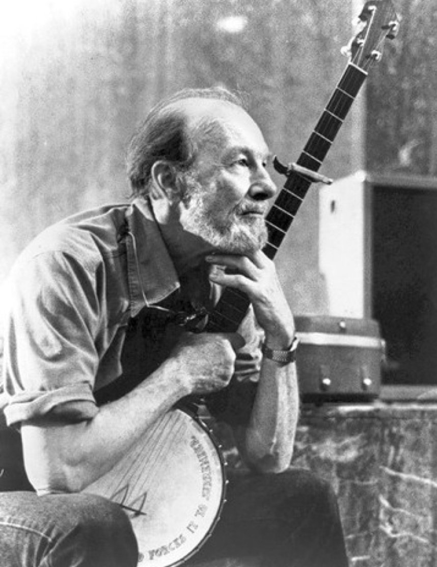 Remembering legendary American folk singer, multi instrumentalist and social activist Pete Seeger, who was born on this day in Manhattan, New York in 1919. 🌹