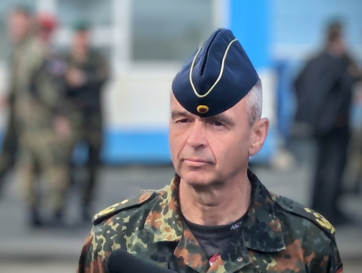 OFK_Bundeswehr's tweet photo. Die Verteidigung 🇩🇪 geht nur gesamtstaatlich &amp; gesellschaftlich! Gemeinsam mit Ministerpräsidentin @ManuelaSchwesig und dem Stellvertreter des Generalinspekteurs, Generalleutnant Andreas Hoppe, machte sich der Befehlshaber #TFK selbst ein Bild von  #NationalGuardian24 in Rostock. https://t.co/djCygt9wN4