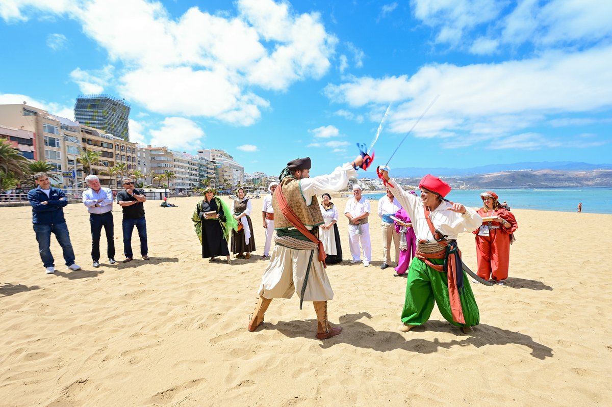 Las Canteras revivirá el próximo sábado 11 de mayo, entre las 18:00 y las 22:00 horas, en la zona de La Puntilla, la historia de la piratería en Canarias 🏴‍☠️🦜🐚 Para más información 👉 lpavisit.com/es/noticias/tu…