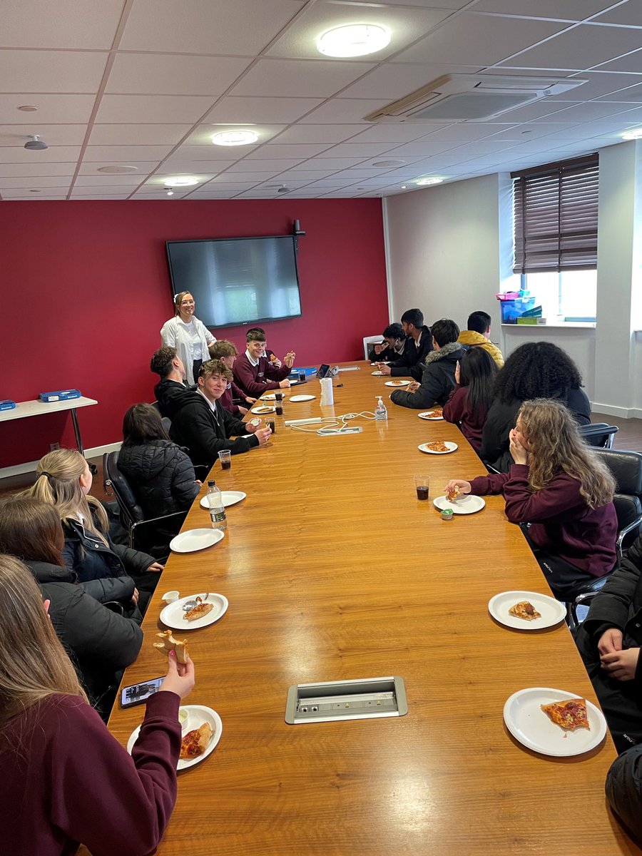 12.1 & 12.7 were treated to a Pizza Lunch by @AT_SixthForm to congratulate them for their efforts during the Xmas Fayre 👏🍕 #ArthurTerrySchool