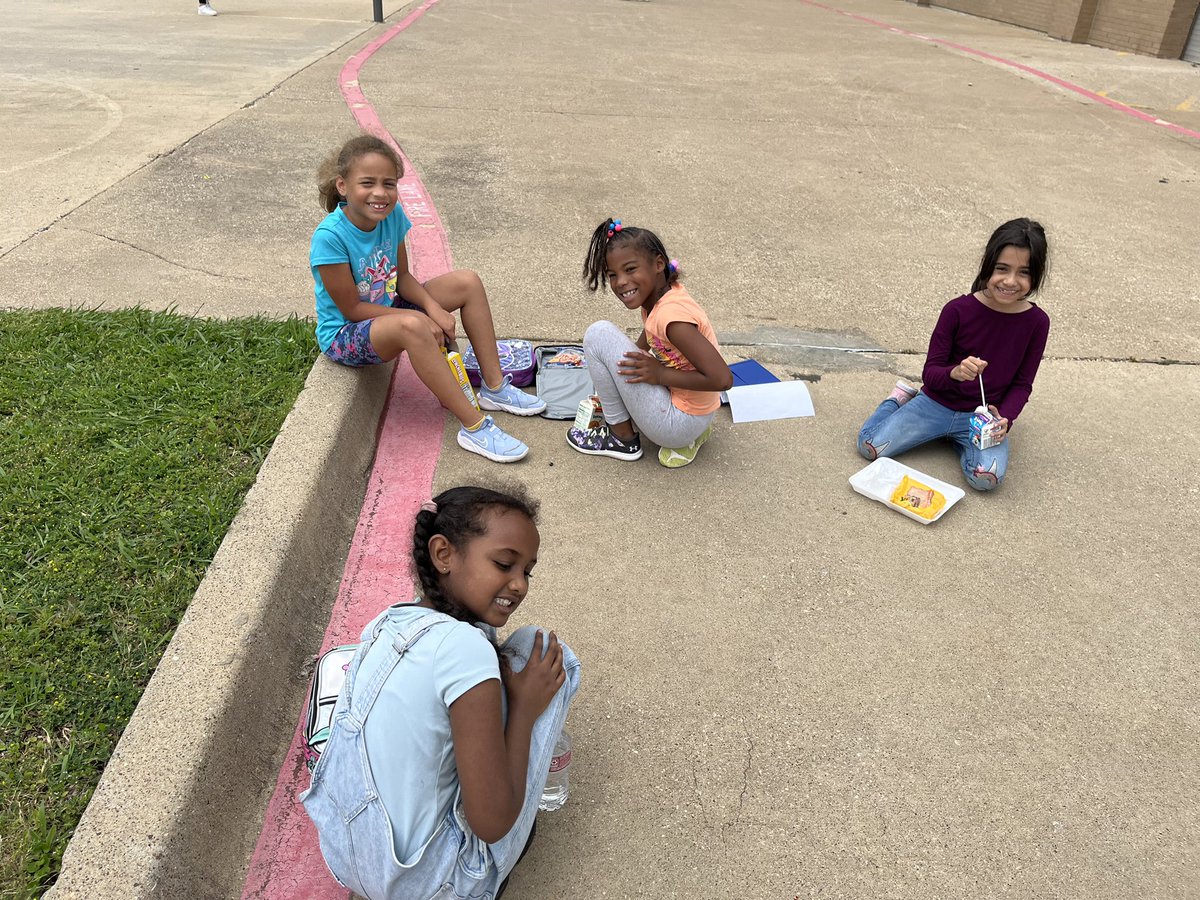 Mrs. Carter’s class enjoying a reward lunch outside for winning the 𝙉𝙤 𝙏𝙖𝙧𝙙𝙮 𝘾𝙤𝙣𝙩𝙚𝙨𝙩 in March! @CFBRainwater @nicgreenleaf #EveryMinuteCounts #NoTardyParty #RocketLoudRocketProud