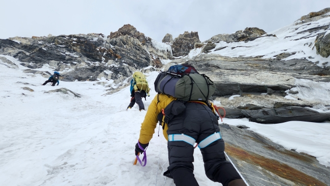 Um Honggil (64 tahun) berhasil mencapai puncak pegunungan Himalaya yang belum pernah didaki sebelumnya Um Honggil mencapai puncak Jugal Himal setinggi 6.500 meter dengan membuat rute baru, tingkat kecuraman menuju puncak Juga Himal hingga 70 derajat. Pendakian ini dilakukan…