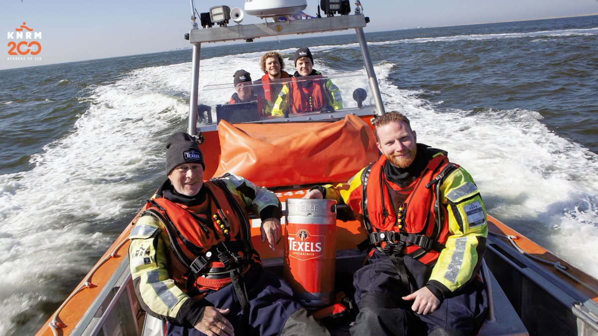 KNRM's tweet image. Texelse Bierbrouwerij brengt Texels Geheim 2024 naar de vaste wal. Vanwege het 200-jarig bestaan van de KNRM wordt een deel van de omzet van het bier gedoneerd aan de KNRM. Een licht bier met een vleugje zeezout, een knipoog naar het aloude werkgebied van de vrijwillige redders