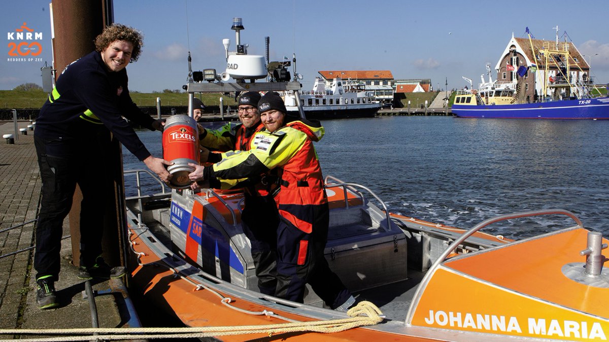 KNRM's tweet image. Texelse Bierbrouwerij brengt Texels Geheim 2024 naar de vaste wal. Vanwege het 200-jarig bestaan van de KNRM wordt een deel van de omzet van het bier gedoneerd aan de KNRM. Een licht bier met een vleugje zeezout, een knipoog naar het aloude werkgebied van de vrijwillige redders