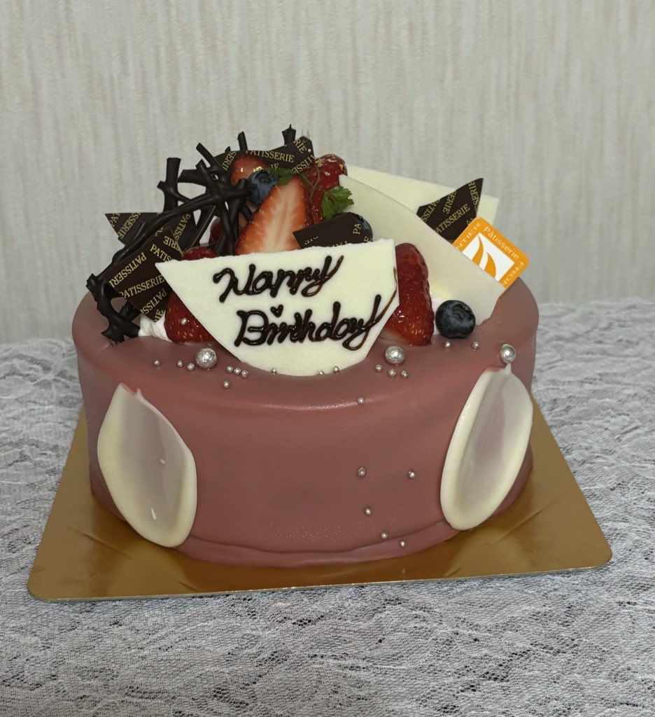 私の誕生日ケーキ再現してみた♡
中は苺とラズベリージャムでケーキ全体を苺ガナッシュでコーティングするの結構大変であんまり綺麗じゃないけど色は可愛いピンクに出来た💕
トッピングの細かいチョコは紗々を使ってて🤭
ラブリーなケーキで美味しかった😋

#スイーツ 
#ケーキ
#手作りケーキ 
#誕生日