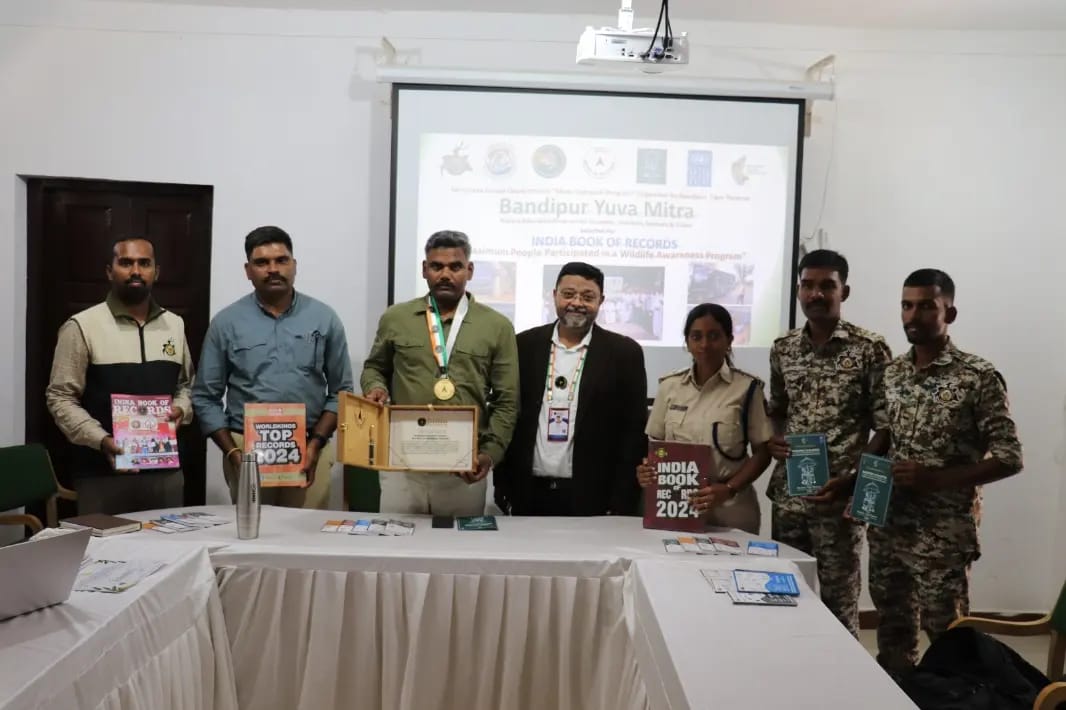 .@Bandipur_TR received honor from  @indiabookrecord   for it's innovative mass Wildlife outreach programme- Bandipur Yuva Mitra.
@NewIndianXpress @XpressBengaluru @KannadaPrabha @santwana99 @Cloudnirad @AmitSUpadhye @aranya_kfd @moefcc