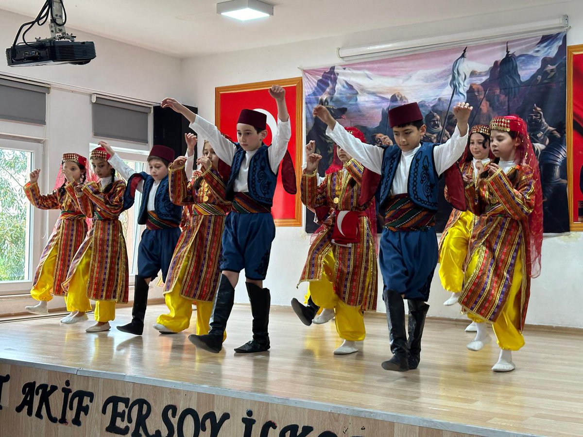 Baharın gelişi, barış, dostluk ve kardeşlik gibi pek çok duyguyu ve geleneği içerisinde barındıran Türk Dünyası ve Toplulukları Haftası programı ilçemiz Mehmet Akif Ersoy İlkokulunda düzenlenen etkinliklerle kutlandı.
<a href="/samsunmem/">Samsun İl Milli Eğitim Müdürlüğü</a> <a href="/muratagar60/">Murat AĞAR</a> <a href="/MustafaOzdmr55/">Mustafa Özdemir</a> <a href="/yuduf_tanrioven/">Yusuf tanrioven</a>