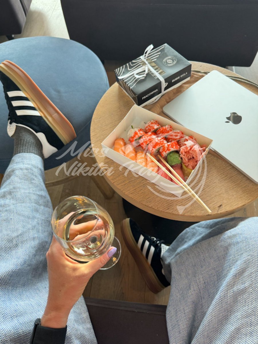 Living My best Goddess life in the executive lounge, sipping wine and eating sushi 🥰 Off to London! 🇬🇧 findom femdom dominatrix mistress domina ukdomme london oxford shoeworship shoefeitsh footfetish