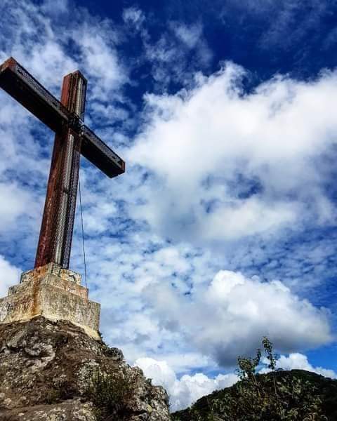 319 ANIVERSARIO DE LA COLOCACIÓN DE LA SANTA CRUZ 🥳❤️🤍💚 La Peña de La Cruz es un pico de montaña y un lugar turístico histórico de Nicaragua al oeste de la ciudad de Jinotega con una altitud de 1300 m s. n. m. #SomosPLOMO19