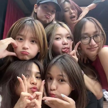 rocknraa_'s tweet photo. thank you for the live! kalo bisa sering-sering live kayak gini yaa, seru balesin komen penonton yang minta kenalin ke kalian hehee. btw tadi nyentuh 800an viewers pas kalian nyanyi 👏 till next time 💓

@v1rstofficial #V1RST https://t.co/5vpS80IcQH