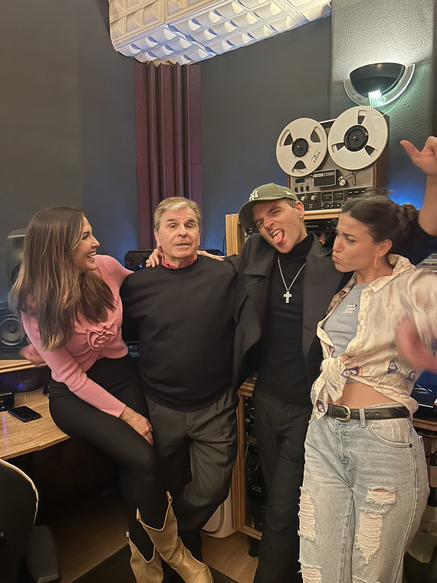 Lex_Ofi's tweet photo. Bonito regalo poder trabajar nuevo proyecto de la mano y dirección del conocido y querido Pedro Ruiz y con las talentosas y divertidas #Anacorbel #claranavarro ! Bonito rato amig@s, siempre en casa  @witchycity y @DOPPLERMEDIA Pronto os contamos que tramamos 🫶
🔜🔜🔜 https://t.co/XZ2CrmLHiD
