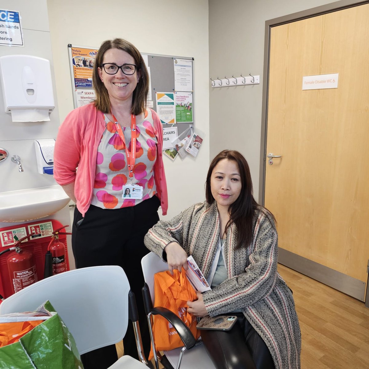 🤝 Yesterday, we visited Crawley #Dialysis Treatment Centre with our partners @SouthernWater. We spoke to lots of patients about the support available from #KidneyCareUK & the importance of signing up to the #PriorityServicesRegister (#PSR). More info: kidneycareuk.org/get-support/co…