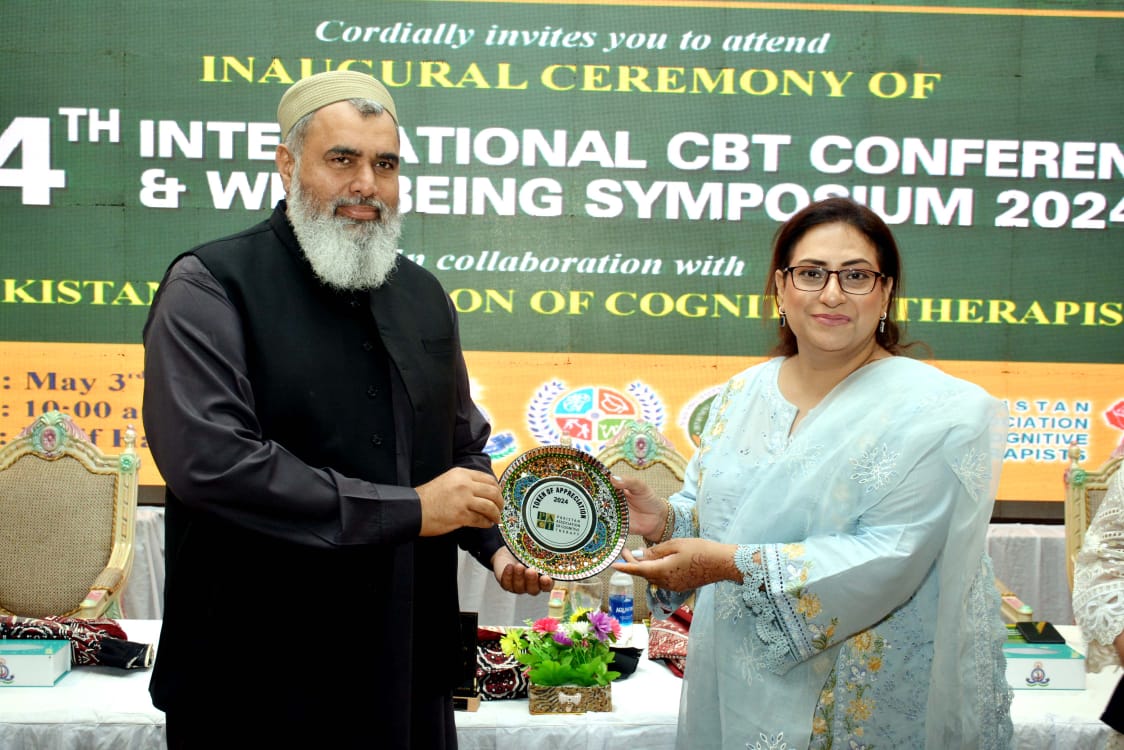 Distribution of shields and souvenir from the Inaugural ceremony of the 14th International CBT Conference by PACT @farooqnaeem7 @BABCP_President @PACT_News @CACBT @BABCP #mentalhealth #14thPACTConference #CBT #Pakistan #conference #Pact #pactpakistan