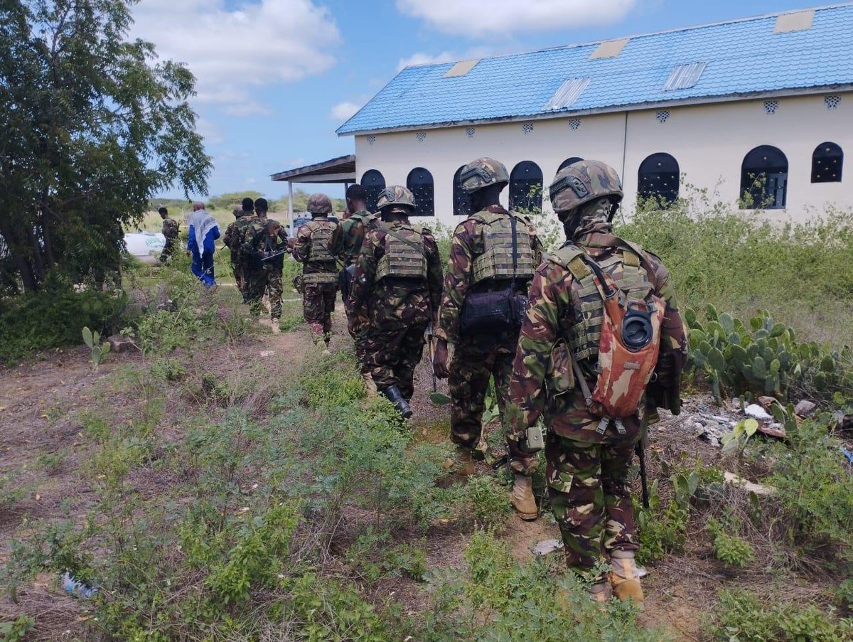 In Afmadow district's Bilis Qooqaani (BQ) town, local leaders and commanders of the Somali Security Forces (SSF) met with #ATMIS #KDF troops to discuss strategies for countering the Al Shabaab threat. #KDFMissions