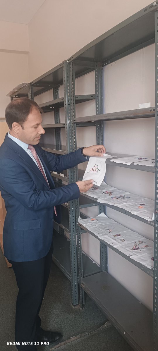 ''Minik Eller,Büyük Hayaller" etkinlikleri kapsamında Gazi İlkokulu öğrencilerinin atölye çalışmalarına katılan İlçe Milli Eğitim Müdürümüz Sayın Yıldıray OCAK ve Kurum Müdürümüz İbrahim Halil BAKAY  minik eller ile birlikte pul yapıştırma etkinliğine katıldı.