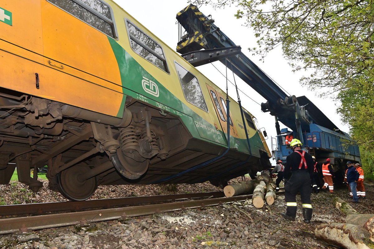 Provoz na trati Čisovice-Měchenice je po čtvrtečním vykolejení vlaku bez strojvůdce obnoven. Souprava se rozjela samovolně, případ prověřuje policie.
