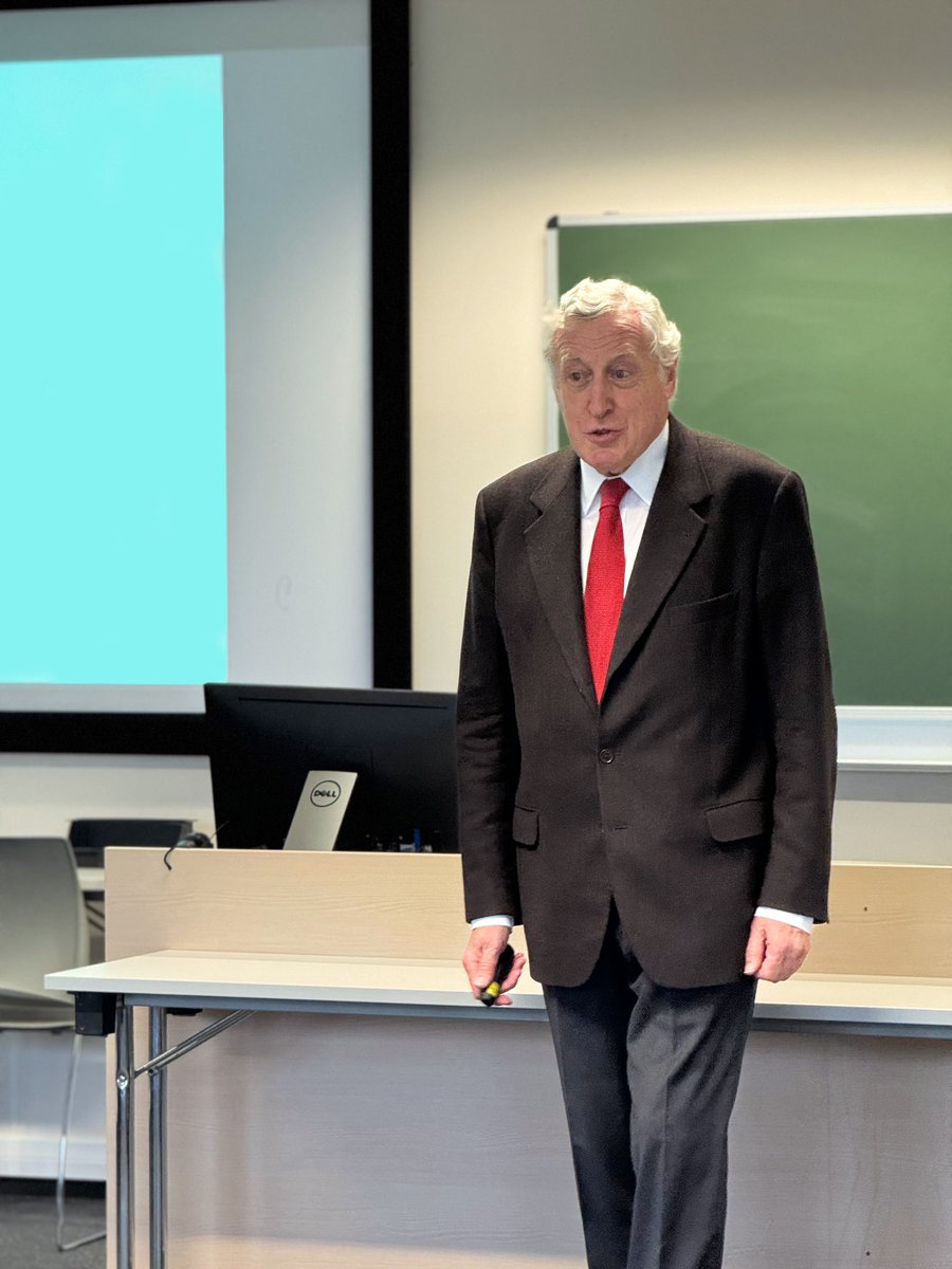 By looking at its history and its establishment, Ambassador Pierre Vimont’s module expanded our participants’ understanding of the role of the @eu_eeas All the more essential in view of their placement at the EEAS starting in few weeks! #EUDiplomacy @pierre_vimont