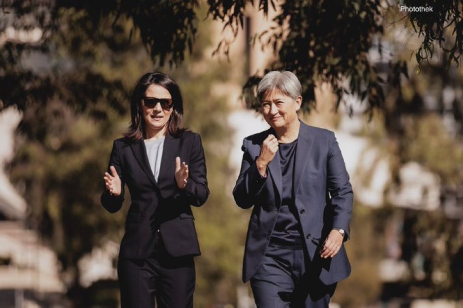 Vor mir liegen jetzt drei Tage harte Arbeit in Tralien und im neuen Seeland. Gerade spaziere ich durch einen Park und spreche über feministische Sonnenbrillenpolitik. Später muss ich noch eine queere Wellness-Oase einweihen und ein feministisches Sterne-Restaurant testen.