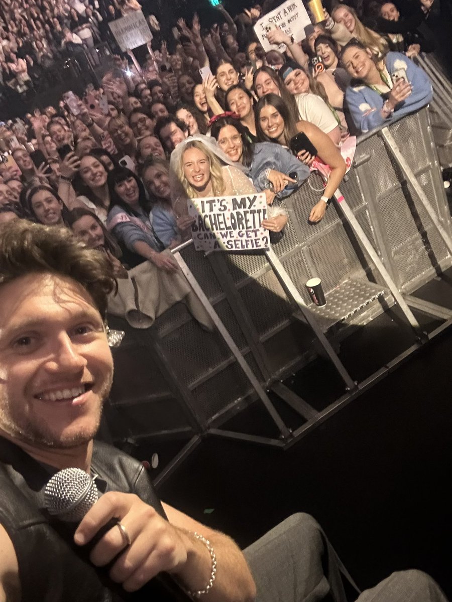 Love you forever @NiallOfficial thank you for making my week so special 🤍 @shaniaaahhh @adoredeanna #TSLOTMelbourne