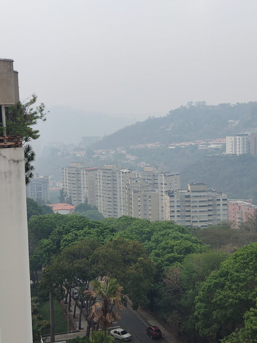 Alguien me puede explicar que está pasando hoy en #Caracas? Esto no es neblina y no veo ninguna noticia de incendio.