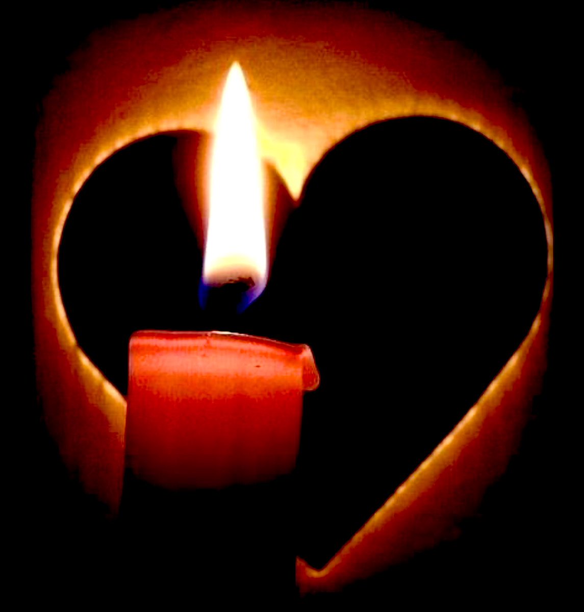 Jusqu'à quand pourrons-nous poursuivre l'illumination de nos bougies de deuil pour nos frères et sœurs, enfants de #GOMA? Agissons.
