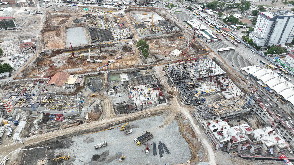 Deprem bölgesinde bir yandan konutlarımızın yapımını hızla sürdürürken bir yandan da şehrin merkezlerini tarihi ve kültürel dokusuna uygun şekilde inşa ediyoruz. 🏗️ Bugün Serhatlar şehri Malatya’dayız. Malatya Merkez Çarşı’nın yapımına hızla devam ediyoruz. Proje alanında