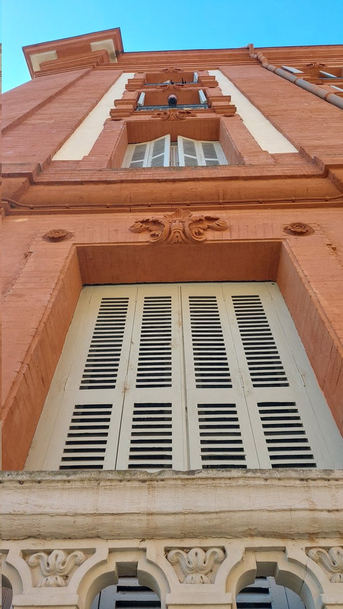 It was a blue sky morning before the clouds arrived! This is your little reminder to always look up - it's where the architectural gems are! @VisitezToulouse #brick #toulouse