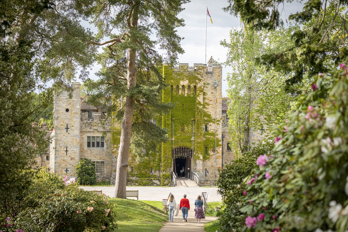 Dating back to the 14th century, Hever Castle was once the childhood home of Anne Boleyn. Today, much of what you see is the result of the remarkable efforts of William Waldorf Astor, who used his fortune to restore and extend the Castle in the early 20th century. ❤️