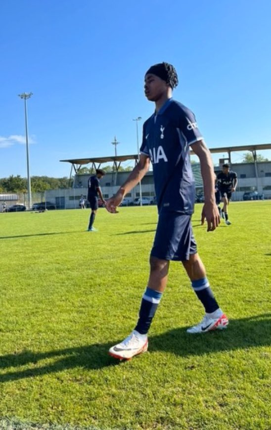 Miracle Adewole (16y/o) is a lot of fun to watch
Agile right footer operates on the (predominantly right) flank. Often tasked w DEF responsibility, its OFF 1v1’s where he truly shines; all the flair+trickery to get you off your seat, & most importantly to bypass defenders
🇩🇪U16