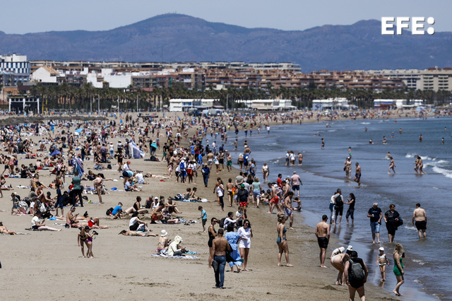 📸 Centenares de vecinos y visitantes de València se han acercado este viernes a la playa de la Malvarrosa para disfrutar del sol y las altas temperaturas del día EFE/ @kfoersterling