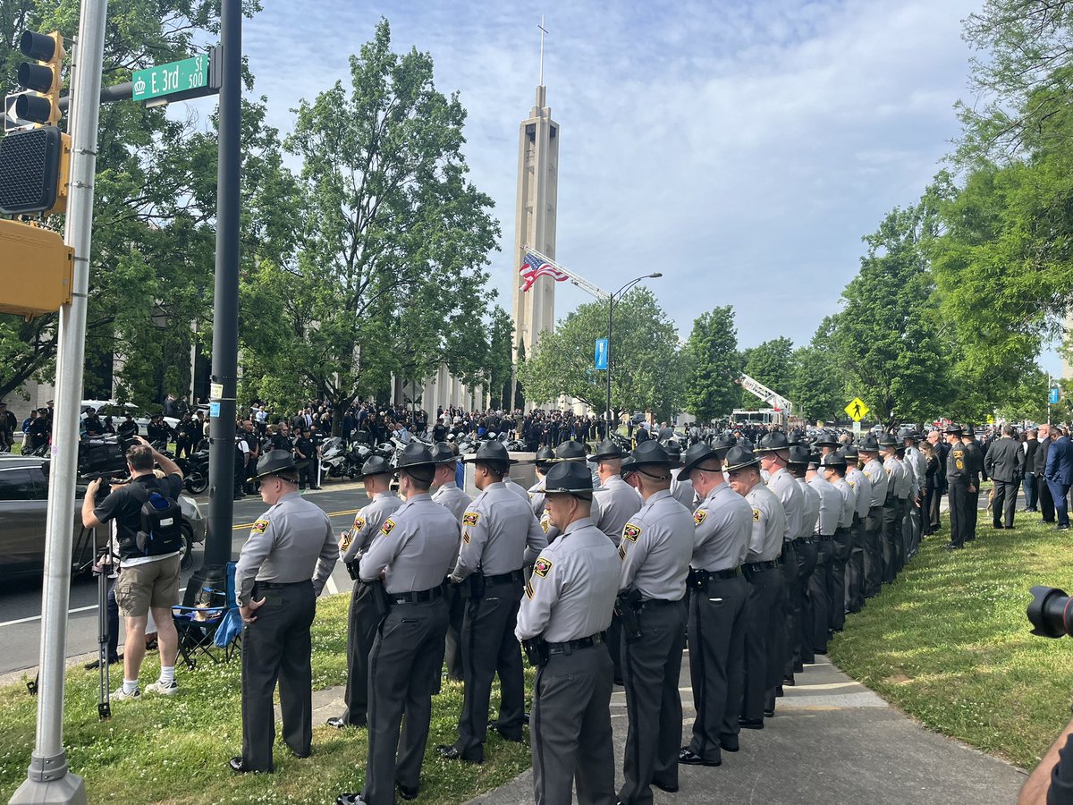 S. Davidson Street is lined for a processional march for @CMPD Ofc. Joshua Eyer. His funeral service begins at 10am at First Baptist Church in Uptown. @Queen_City_News